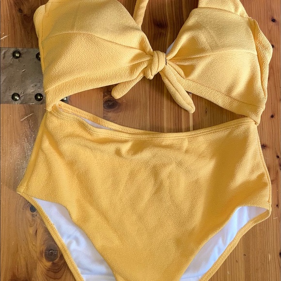 Yellow cut -out swimsuit - Picture 3 of 7